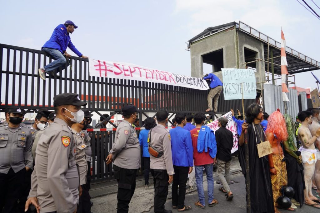 Personel Gabungan TNI-Polri, Melaksanakan Pengamanan Aksi PMII dan FSB Migas Menolak Kenaikan Harga BBM di Depo Pertamina