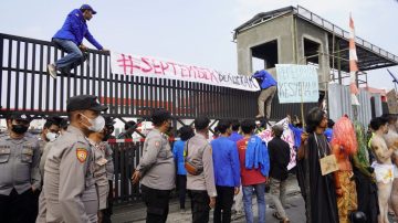 Personel Gabungan TNI-Polri, Melaksanakan Pengamanan Aksi PMII dan FSB Migas  Menolak Kenaikan Harga BBM di Depo Pertamina