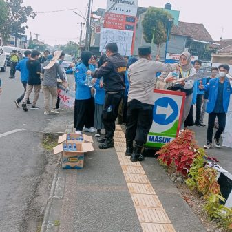 Cara Simpatik Kapolsek Tawang, Bagikan Air Mineral Kepada Peserta Aksi Unjuk Rasa Menolak Kenaikan Harga BBM
