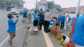 Cara Simpatik Kapolsek Tawang, Bagikan Air Mineral Kepada Peserta Aksi Unjuk Rasa Menolak Kenaikan Harga BBM