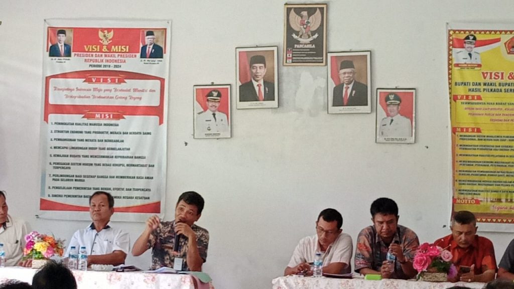 Puluhan Masyarakat Desa Lasara Bagawu Datangi Kantornya Tolak Rekomondasi Camat