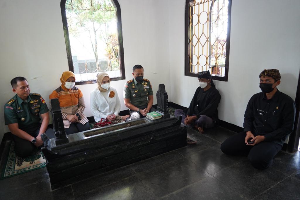Uri-uri Sejarah dan Budaya Lokal Banyumas Serta Hormati Leluhur, Danrem 071/Wijayakusuma Kunjungi Kota Lama Banyumas