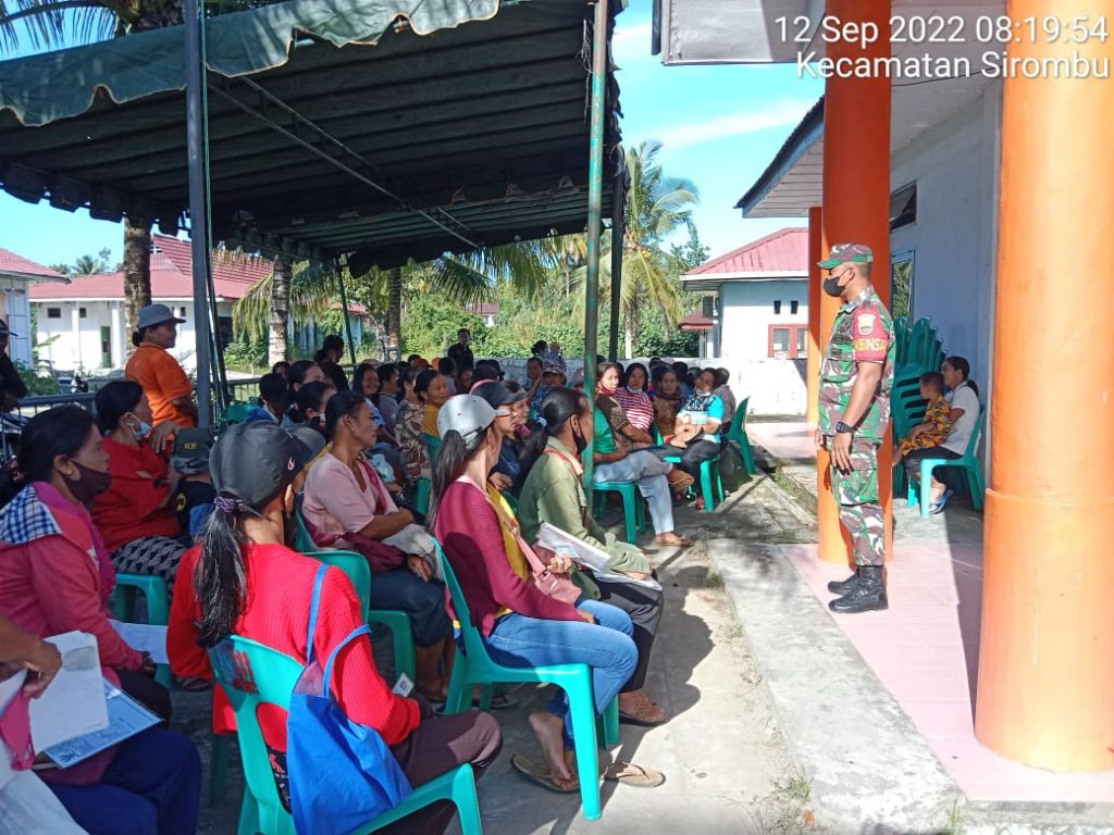 Babinsa 09/Sirombu, Kodim 0213/Nias Monitoring Penyaluran BLT BBM Dan BLT Sembako di Kantor Pos Sirombu