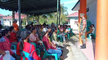 Babinsa 09/Sirombu, Kodim 0213/Nias Monitoring Penyaluran BLT BBM Dan BLT Sembako di Kantor Pos Sirombu