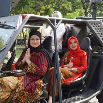 Semangati Generasi Mudanya, Persit KCK Koorcab Rem 071 PD IV/Diponegoro Turut Kirab Merah Putih Pekalongan