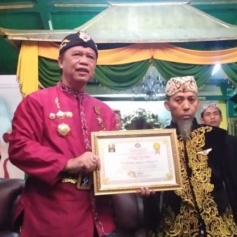 Abah Anton Charliyan Hadiri Maulid Nabi 1444 H, beri Piagam Penghargaan Kepada Sultan Anom Ke-XII
