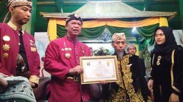 Abah Anton Charliyan Hadiri Maulid Nabi 1444 H, beri Piagam Penghargaan Kepada Sultan Anom Ke-XII