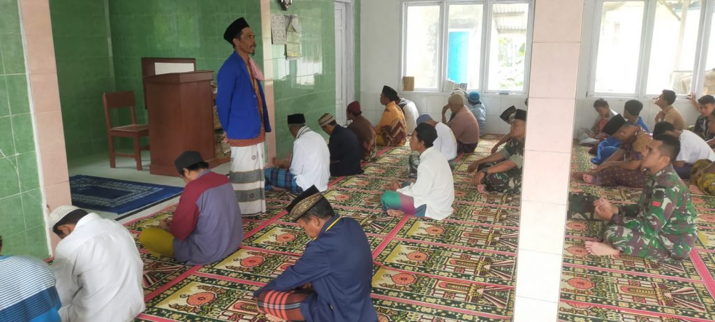 Berbaur Dengan Warga, Satgas TMMD Ke – 115 Kodim 0612/Tasikmalaya Shalat Jum’at Berjemaah