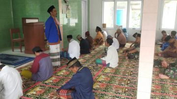 Berbaur Dengan Warga, Satgas TMMD Ke – 115 Kodim 0612/Tasikmalaya Shalat Jum’at Berjemaah