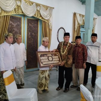 Prof. Dr. K.H. Hamid Fahmy Zarkasyi, Sambangi Keraton Kanoman Cirebon