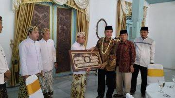 Prof. Dr. K.H. Hamid Fahmy Zarkasyi, Sambangi Keraton Kanoman Cirebon