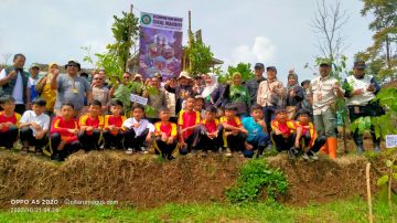 Dinas Kehutanan Jabar Giat Jum’at Menanam Bersama Anak Sekolah