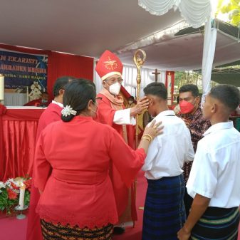 Uskup Turang Berkati 250 Krismawan/ti Paroki Santo Paulus Seba, Sabu Raijua