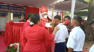 Uskup Turang Berkati 250 Krismawan/ti Paroki Santo Paulus Seba, Sabu Raijua