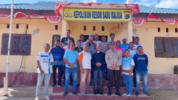 Berduka Atas Tragedi Kanjuruhan, Polres Sabu Raijua Gelar Doa Bersama 