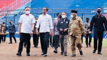 Tinjau Stadion Kanjuruhan, Presiden : Perbaiki Tata Kelola Persepakbolaan Indonesia