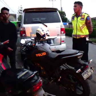 Cegat Aksi Kebut-Kebutan, Polantas Ngada Bripka Nathan Dan Bripka Firman Buka Wawasan