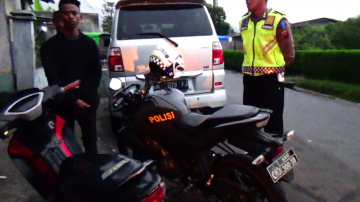 Cegat Aksi Kebut-Kebutan, Polantas Ngada Bripka Nathan Dan Bripka Firman Buka Wawasan