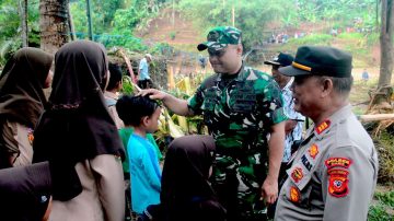 Jembatan Gantung Putus, Prajurit Kodim 0613 Ciamis Bantu Seberangkan Warga