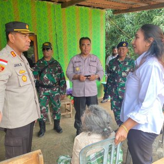 Wujudkan Kepedulian, Kapolres Sabu Raijua Serahkan Bantuan Bagi Korban Kebakaran