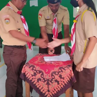 Lantik 19 orang Pramuka Penegak Bantara, Ini Pesan Kepala SMA N I Sabu Timur