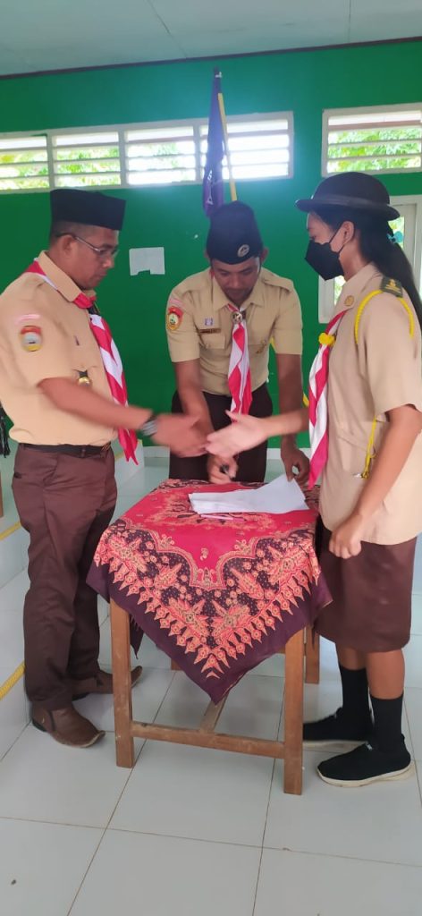 Lantik 19 orang Pramuka Penegak Bantara, Ini Pesan Kepala SMA N I Sabu Timur