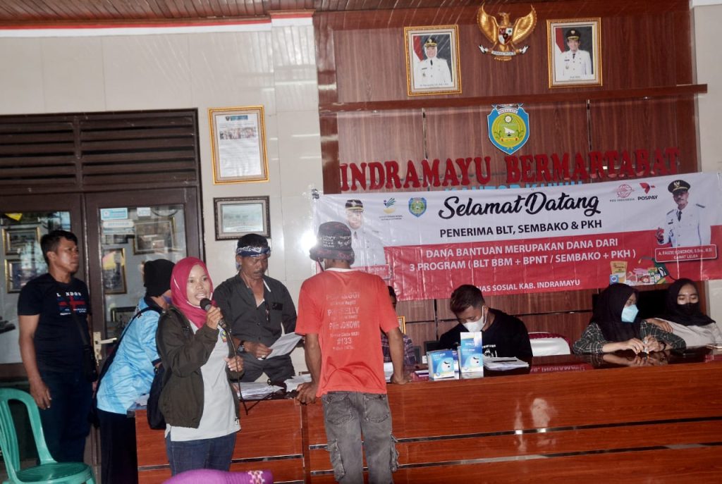 PT Pos Salurkan BLT BBM-sembako dan PKH ke Warga Desa Lelea dan Cempeh