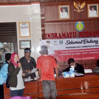 PT Pos Salurkan BLT BBM-sembako dan PKH ke Warga Desa Lelea dan Cempeh