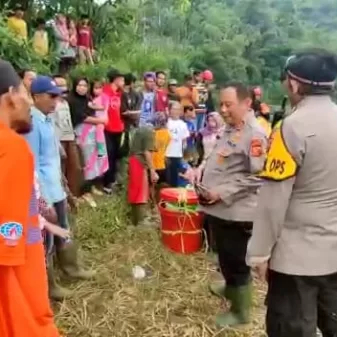 Polri Jangkau Tempat Terisolir Untuk Berikan Pasokan Sembako