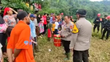 Polri Jangkau Tempat Terisolir Untuk Berikan Pasokan Sembako