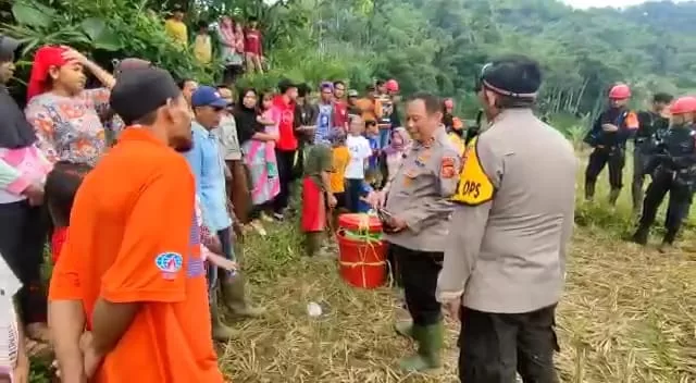 Polri Jangkau Tempat Terisolir Untuk Berikan Pasokan Sembako