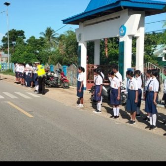 Satlantas Polres Sabu Raijua Berikan Pelatihan dan Praktek 12 Gerakan Lalu Lintas Kepada Siwa SMP 2 Sabu Barat
