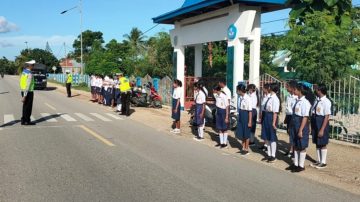 Satlantas Polres Sabu Raijua Berikan Pelatihan dan Praktek 12 Gerakan Lalu Lintas Kepada Siwa SMP 2 Sabu Barat