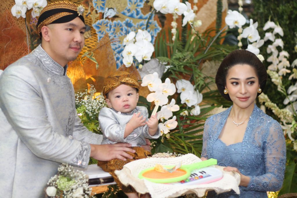 Indra Priawan dan Nikita Willy, Melangsungkan Upacara Adat TEDHAK SITEN