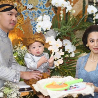 Indra Priawan dan Nikita Willy, Melangsungkan Upacara Adat TEDHAK SITEN