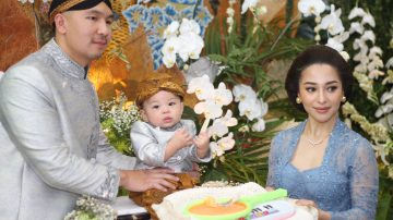 Indra Priawan dan Nikita Willy, Melangsungkan Upacara Adat TEDHAK SITEN