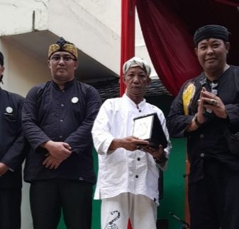 Ketua KWS Korwil Tasikmalaya berikan Penghargaan Kepada Ketua Ngabako Saamparan