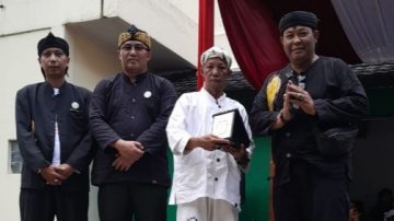 Ketua KWS Korwil Tasikmalaya berikan Penghargaan Kepada Ketua Ngabako Saamparan