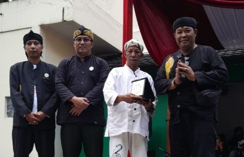 Ketua KWS Korwil Tasikmalaya berikan Penghargaan Kepada Ketua Ngabako Saamparan