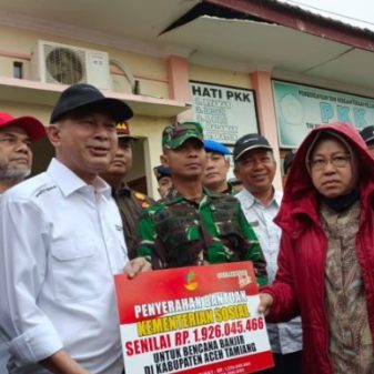 Mensos RI Tri Rismaharini Berikan Bantuan Korban Babjir di Aceh Tamiang