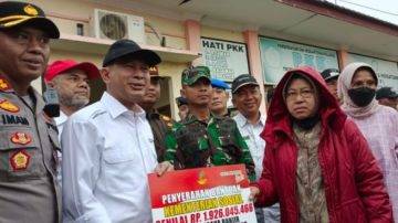 Mensos RI Tri Rismaharini Berikan Bantuan Korban Babjir di Aceh Tamiang