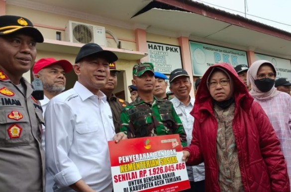 Mensos RI Tri Rismaharini Berikan Bantuan Korban Babjir di Aceh Tamiang