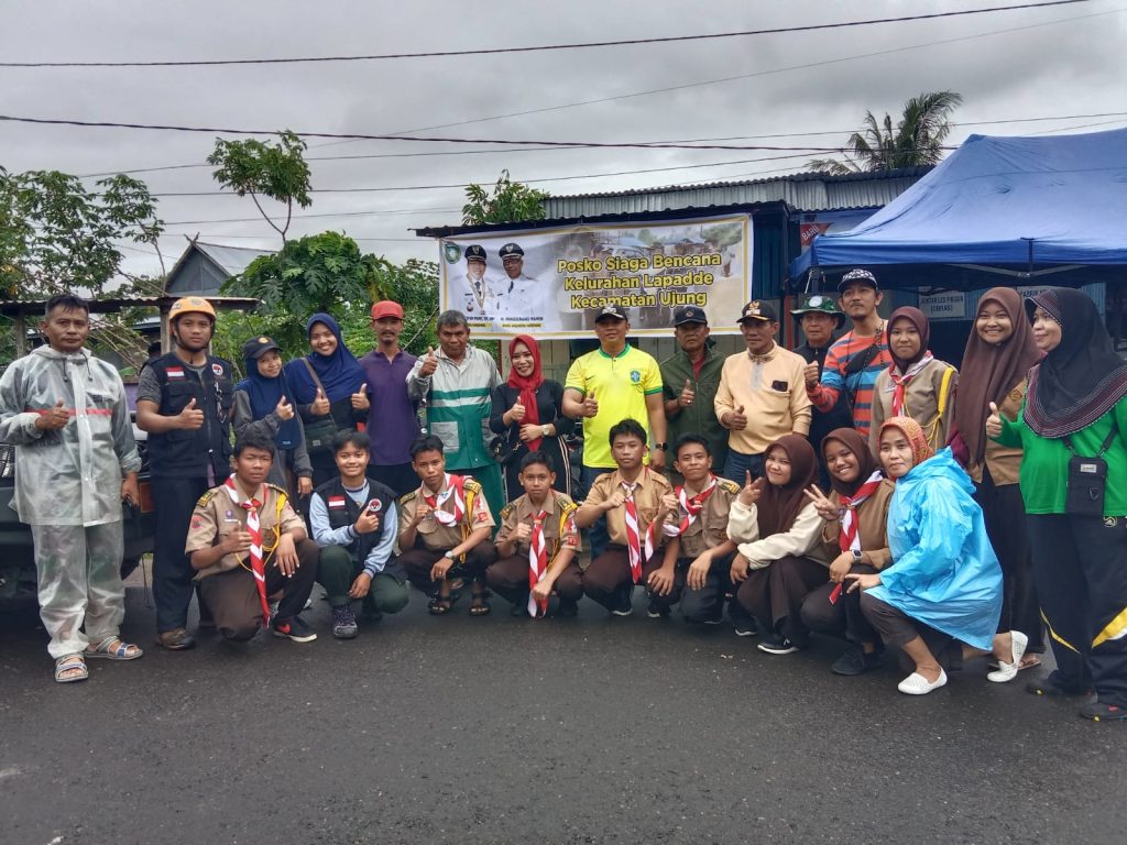 Ambalan Merah Putih, SMK Budi Bangsa berbagi Korban Banjir Dipare-pare