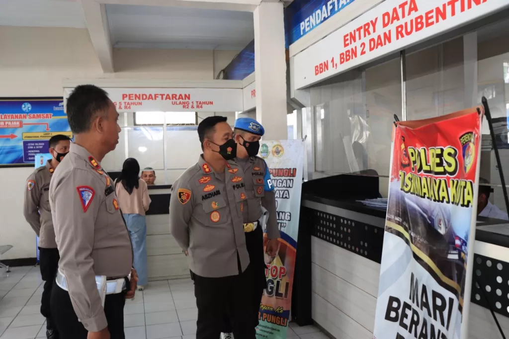 Kapolres Tasikmalaya Kota AKBP Aszhari Kurniawan, Cek Pelayanan Samsat