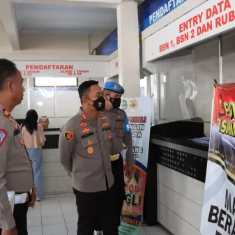 Kapolres Tasikmalaya Kota AKBP Aszhari Kurniawan, Cek Pelayanan Samsat