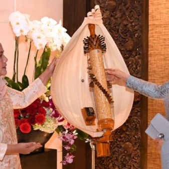 Ibu Negara Iriana Jokowi Dan Madam Peng Bertukar Alat Musik Tradisional