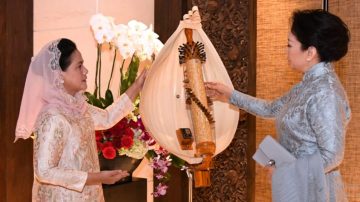 Ibu Negara Iriana Jokowi Dan Madam Peng Bertukar Alat Musik Tradisional