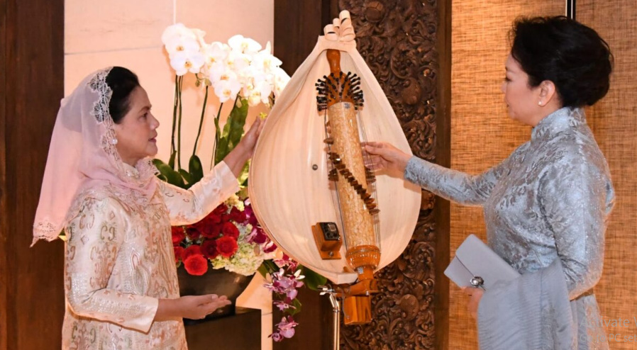 Ibu Negara Iriana Jokowi Dan Madam Peng Bertukar Alat Musik Tradisional