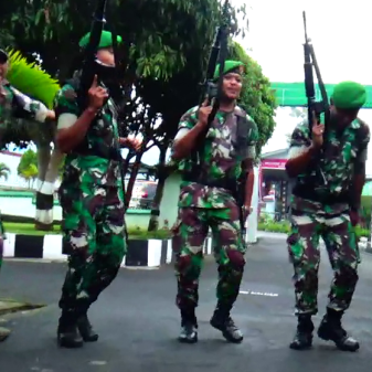 Prajurit TNI 1625 Ngada Flores Unjuk Kebolehan Menari Ja’i