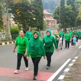 Dandim Dan Ketua Persit KCK Cabang XXIII Ngada Gelar Jalan Santai 5 Km
